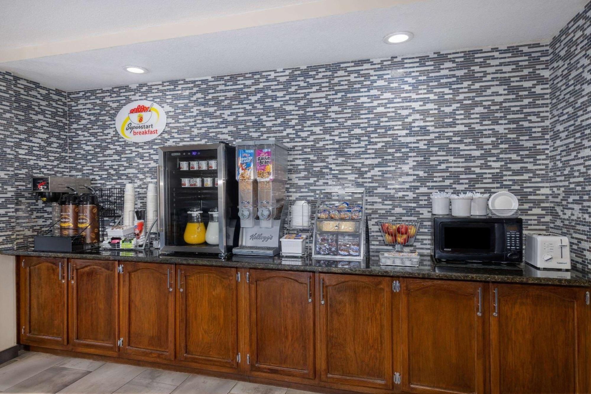 Super 8 By Wyndham De Soto Hotel Exterior photo